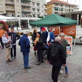 Francesca Antonelli di 'Sanremo Attiva' in piazza Colombo per spiegare il sistema dei rifiuti