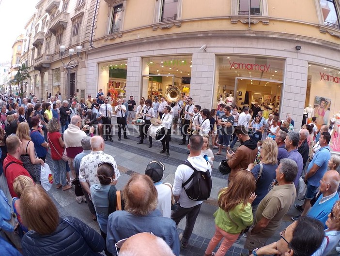 Badakadabra show in centro a Sanremo: applausi, tante risate e buona musica insieme alla gente (Foto e Video)