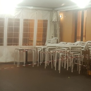 Imperia: la Polizia Municipale sequestra il dehor del bar 11 in piazza De Amicis (Foto)