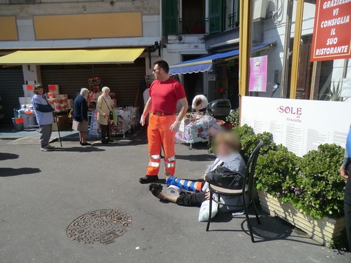 Sanremo: scivola in piazza Eroi per una buca, donna trasportata al Pronto Soccorso