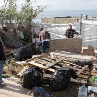 Sanremo: scoperta baracca nascosta tra la pista ciclabile e l'Aurelia in zona 'La Vesca' Sanremo: scoperta baracca nascosta tra la pista ciclabile e l'Aurelia in zona 'La Vesca'