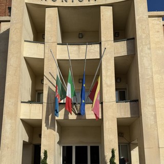 È morto Papa Francesco, bandiere a mezz’asta sugli edifici pubblici di Ventimiglia