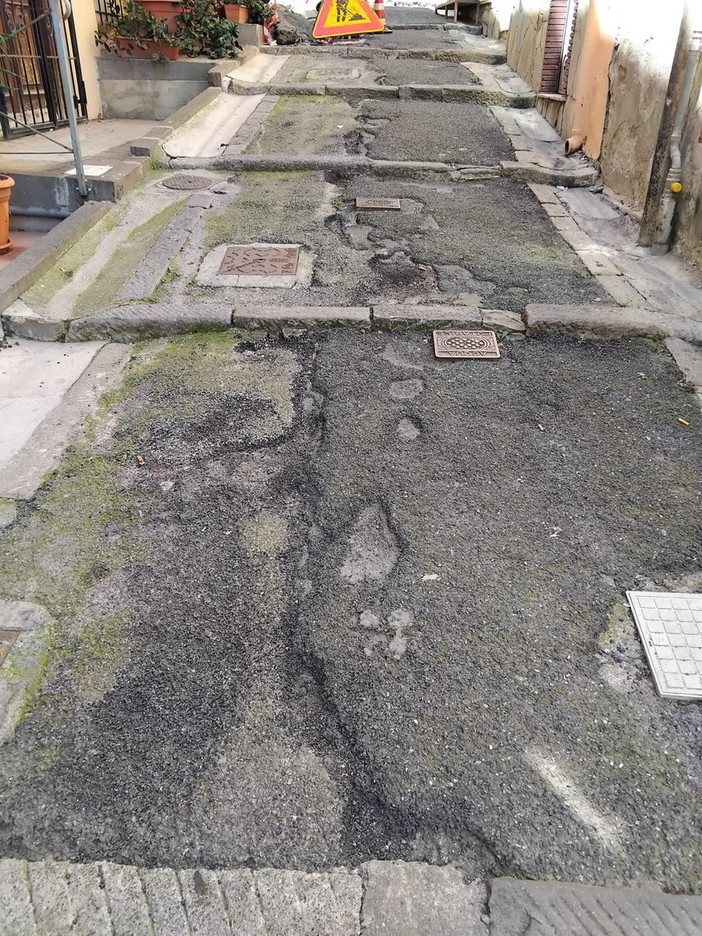 Sanremo: via san Bernardo fortemente dissestata, la segnalazione con foto di una turista Sanremo: via san Bernardo fortemente dissestata, la segnalazione con foto di una turista