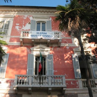 Diano Marina: bandiere a lutto al Museo Civico per onorare Khaled al Asaad, l’archeologo barbaramente ucciso dall’Isis Diano Marina: bandiere a lutto al Museo Civico per onorare Khaled al Asaad, l’archeologo barbaramente ucciso dall’Isis