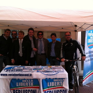 Imperia: Strescino e Scajola in strada coi giovani del Pdl "Facciamo conoscere quello che ha fatto il governo Berlusconi"