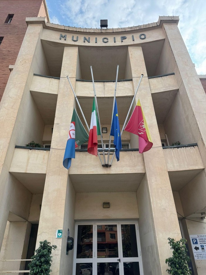 Lutto nazionale per i tre carabinieri morti in un'esplosione: bandiere a mezz'asta a Ventimiglia Lutto nazionale per i tre carabinieri morti in un'esplosione: bandiere a mezz'asta a Ventimiglia