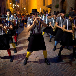 Arma di Taggia: la migliore street music e tanto divertimento con “Arma in Marching Band” Arma di Taggia: la migliore street music e tanto divertimento con “Arma in Marching Band”