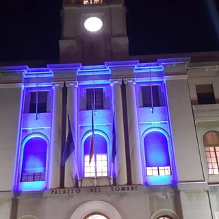 Imperia: la facciata del Comune si è illuminata di blu, colore della bandiera europea