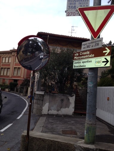 Sanremo: intervento a tempo di record per il pericolo all'incrocio tra via Crucis e Corso Inglesi denunciato ieri Sanremo: intervento a tempo di record per il pericolo all'incrocio tra via Crucis e Corso Inglesi denunciato ieri