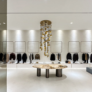 Suit: articoli che reinterpretano il concetto di fashion luxury a condizioni uniche per i saldi invernali