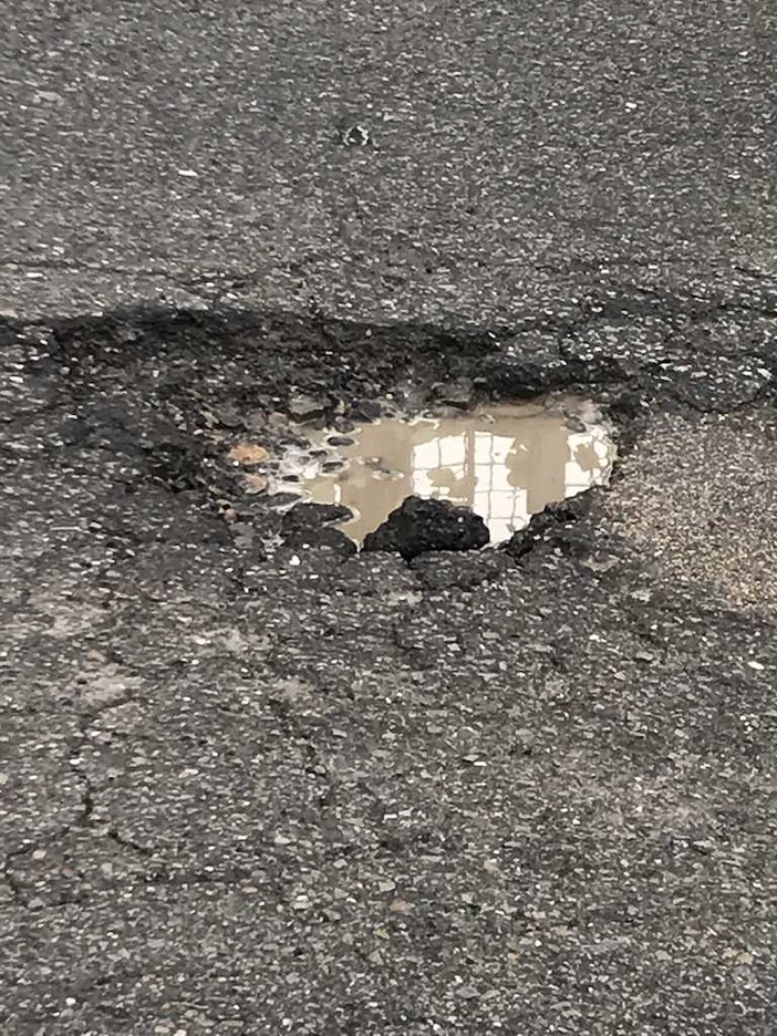 Sanremo: buche in strada Solaro, lettore chiede al Comune un intervento definitivo per la messa in sicurezza dell'area