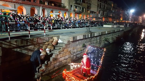 Imperia: anche quest'anno i doni sono arrivati dal mare con Babbo Natale sub (foto e video)