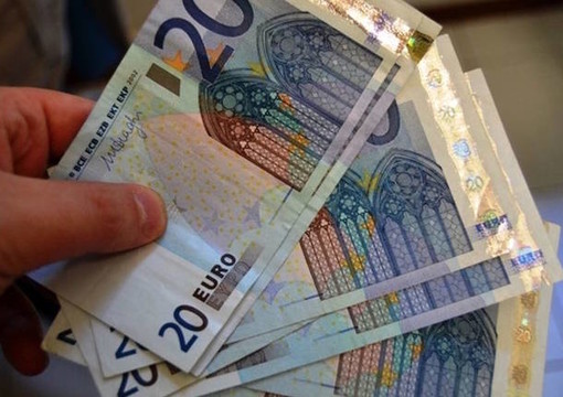 Imperia, tenta di pagare una pizza con 20 euro falsi: giovane condannato a 6 mesi di carcere Imperia, tenta di pagare una pizza con 20 euro falsi: giovane condannato a 6 mesi di carcere