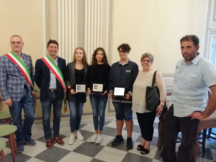 Badalucco: consegnate le borse di studio alla memoria di Jacopo Zorzan, ecco chi sono i giovani della valle meritevoli della prestigiosa targa (Foto)