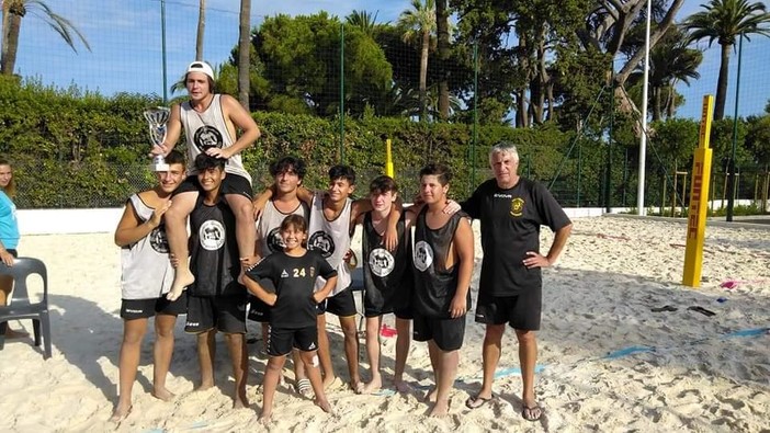 Pallamano, i Blak Corsairs di Ventimiglia si aggiudicano il torneo di Beach Handball, Trofeo Picaud a Cannes (foto) Pallamano, i Blak Corsairs di Ventimiglia si aggiudicano il torneo di Beach Handball, Trofeo Picaud a Cannes (foto)