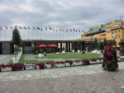 Sanremo: sostituite le bandiere della UE in piazza Colombo e quella italiana nei giardini Nassiriya Sanremo: sostituite le bandiere della UE in piazza Colombo e quella italiana nei giardini Nassiriya