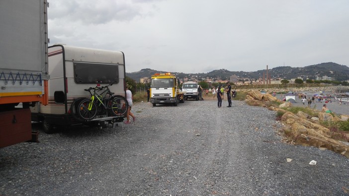 Imperia: blitz della Municipale anti camperisti abusivi, di fronte alla spiaggia libera accanto all'eliporto (foto e video)