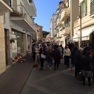 Arma di Taggia: domani il mercatino d'antiquariato "Cose d'altri tempi" ritorna sul lungomare Arma di Taggia: domani il mercatino d'antiquariato "Cose d'altri tempi" ritorna sul lungomare