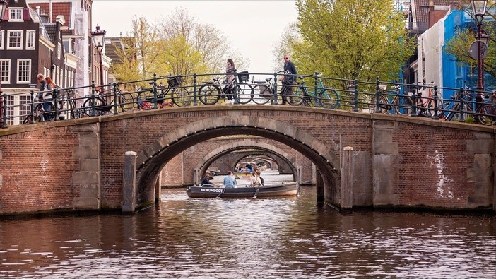 Da Busto ai canali di Amsterdam: quando il primo contratto porta con sé anche una casa Da Busto ai canali di Amsterdam: quando il primo contratto porta con sé anche una casa