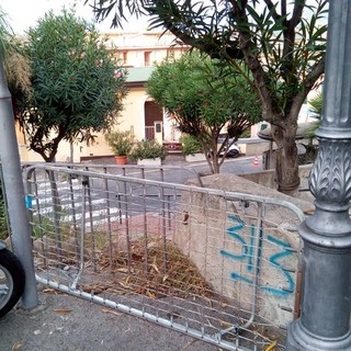 Bordighera: branda di ferro abbandonata sotto il palazzo comunale, l’ironia del consigliere Ramoino “Serve all’Amministrazione per riposarsi dopo le grandi fatiche?”