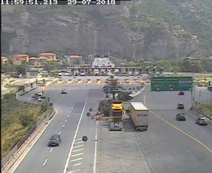 Ventimiglia: auto in fiamme alla barriera autostradale, intervengono i Vigili del Fuoco del distaccamento frontaliero