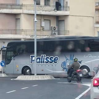 Imperia, nuova rotatoria in viale Matteotti: bus turistico resta incastrato Imperia, nuova rotatoria in viale Matteotti: bus turistico resta incastrato