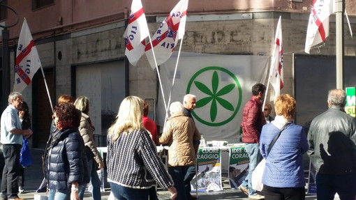 Sanremo: per andare al 'Voto subito', banchetto della Lega Nord durante la sfilata delle Bande Musicali