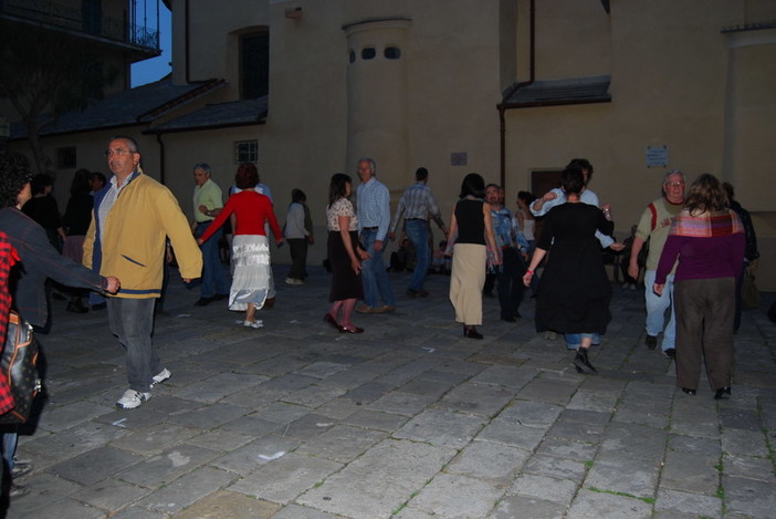 Cipressa: questa sera in piazza Mazzini spettacolo di balli Occitani