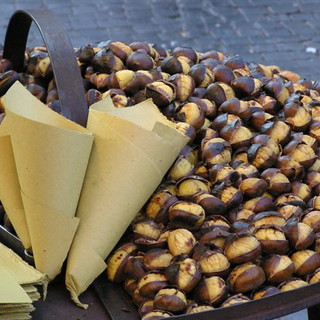 Sanremo: in autunno è anche tempo di caldarroste, il Comune assegna le postazioni per la vendita in città Sanremo: in autunno è anche tempo di caldarroste, il Comune assegna le postazioni per la vendita in città