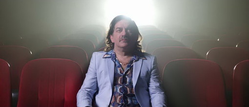 Il nuovo videoclip di Peppe Voltarelli 'Au cinema' estratto dal disco 'La grande corsa verso Lupionópolis' Il nuovo videoclip di Peppe Voltarelli 'Au cinema' estratto dal disco 'La grande corsa verso Lupionópolis'