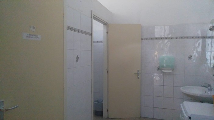 Imperia: ecco il progetto per la ristrutturazione dei bagni a 70mila euro "Non presentano problemi strutturali"
