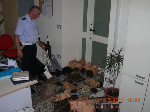 Diano Marina: merce contraffatta, nuovi sequestri della Polizia Municipale Diano Marina: merce contraffatta, nuovi sequestri della Polizia Municipale