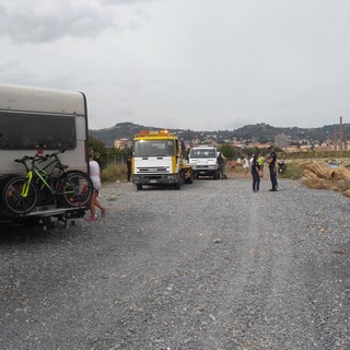 Imperia: blitz della Municipale anti camperisti abusivi, di fronte alla spiaggia libera accanto all'eliporto (foto e video)