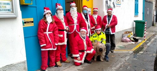 In giro per Taggia gli 11 Babbo Natale della Protezione Civile: il maltempo e il Covid non fermano la tradizionale iniziativa