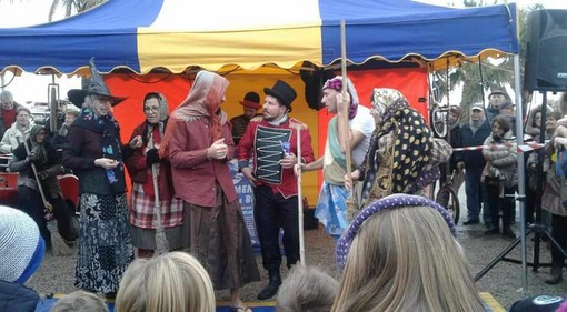 San Bartolomeo al Mare: un gruppetto di befane protagoniste della festa di questa mattina