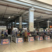 Maltempo ad Arma di Taggia, il supermercato Spazio Conad rimane al buio per diversi minuti (Foto) Maltempo ad Arma di Taggia, il supermercato Spazio Conad rimane al buio per diversi minuti (Foto)