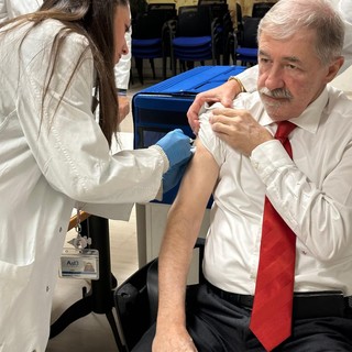 Presidente Bucci riceve vaccino antinfluenzale: "Gesto di responsabilità per noi stessi e per gli altri" Presidente Bucci riceve vaccino antinfluenzale: "Gesto di responsabilità per noi stessi e per gli altri"