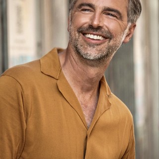 Sanremo, Beppe Convertini presenta il suo nuovo libro "Il Paese delle tradizioni" ai Martedì Letterari del Casinò in piazza San Siro