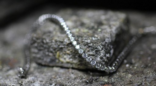 Bracciale tennis: storia e caratteristiche di un gioiello elegante e senza tempo