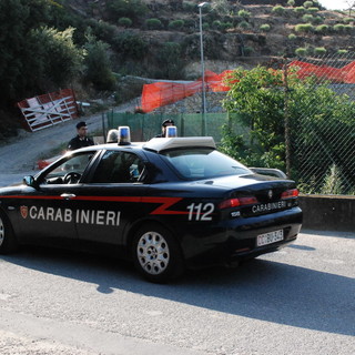 Una pattuglia dei Carabinieri durante il blitz del 26 maggio 2011 nella villa dei fratelli Pellegrino Una pattuglia dei Carabinieri durante il blitz del 26 maggio 2011 nella villa dei fratelli Pellegrino