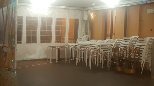 Imperia: la Polizia Municipale sequestra il dehor del bar 11 in piazza De Amicis (Foto)