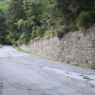 Buca la ruota sulla strada dissestata per Triora, i ringraziamenti a due ragazzi che lo hanno aiutato