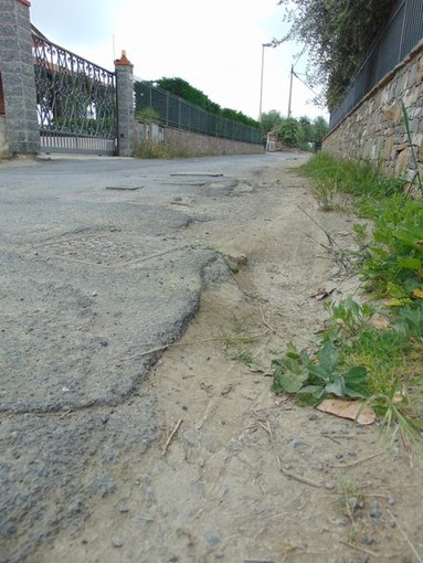 Imperia: asfalto dissestato in Strada Ciosa, la segnalazione di una nostra lettrice