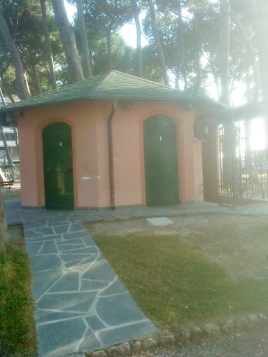 Ventimiglia: mancanza di bagni pubblici in città, la segnalazione (con foto) di un lettore