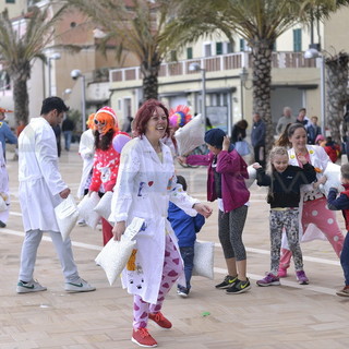 Taggia: le foto di Tonino Bonomo della mega battaglia di cuscini di oggi in Piazza Chierotti