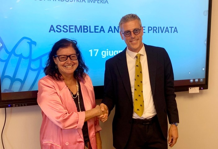 Passaggio di consegne tra barbara Amerio e Luciano Tesorini Passaggio di consegne tra barbara Amerio e Luciano Tesorini