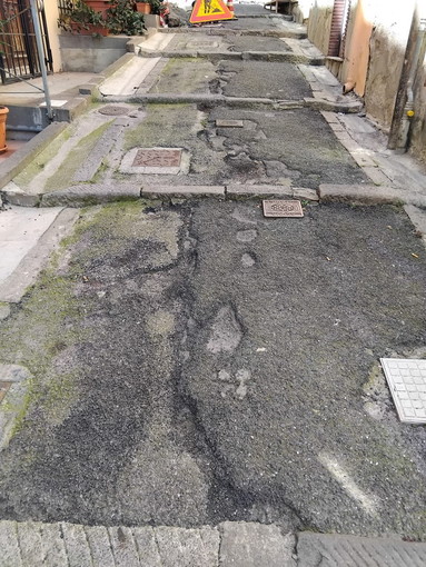 Sanremo: via san Bernardo fortemente dissestata, la segnalazione con foto di una turista Sanremo: via san Bernardo fortemente dissestata, la segnalazione con foto di una turista