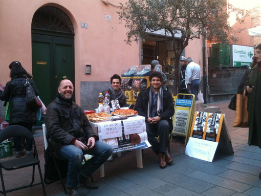 Imperia: l'Associazione Panta Musicà è scesa in piazza per sensibilizzare l'opinione pubblica Imperia: l'Associazione Panta Musicà è scesa in piazza per sensibilizzare l'opinione pubblica