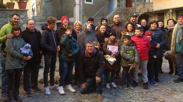 Castelvttorio: come da tradizione anche stamani è arrivata la befana nel piccolo borgo (foto)