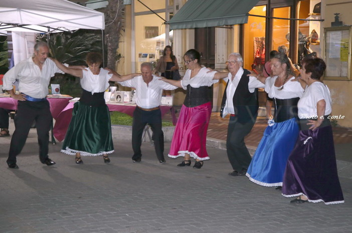Al Bordighera Book festival , un sabato notte all’insegna del cielo e della danza Occitana (foto) Al Bordighera Book festival , un sabato notte all’insegna del cielo e della danza Occitana (foto)